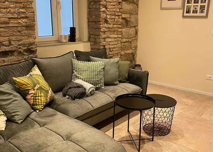 Urban Oasis, Home-Triest Com